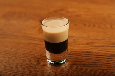 Lokantadaki masada alkol kokteyli.