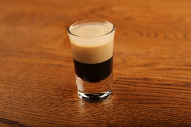 Lokantadaki masada alkol kokteyli.