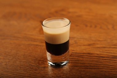 Lokantadaki masada alkol kokteyli.