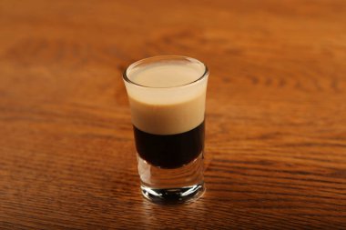 Lokantadaki masada alkol kokteyli.