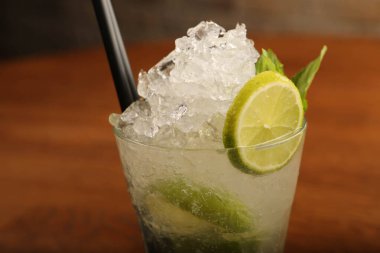 Lokantadaki masada alkol kokteyli.