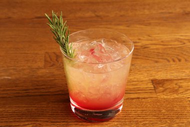 Lokantadaki masada alkol kokteyli.