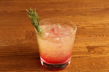 Lokantadaki masada alkol kokteyli.