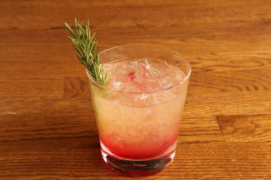 Lokantadaki masada alkol kokteyli.