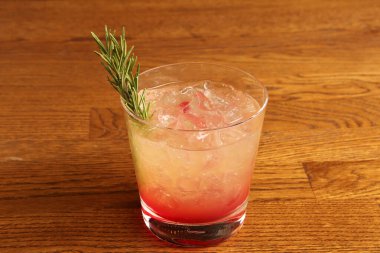 Lokantadaki masada alkol kokteyli.