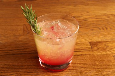 Lokantadaki masada alkol kokteyli.