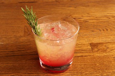 Lokantadaki masada alkol kokteyli.