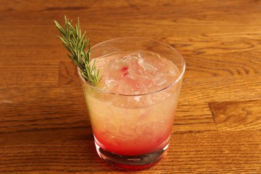 Lokantadaki masada alkol kokteyli.