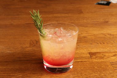 Lokantadaki masada alkol kokteyli.