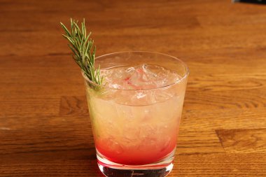 Lokantadaki masada alkol kokteyli.