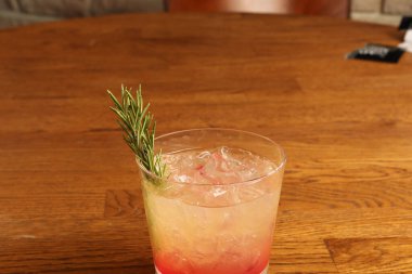 Lokantadaki masada alkol kokteyli.