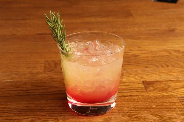 Lokantadaki masada alkol kokteyli.