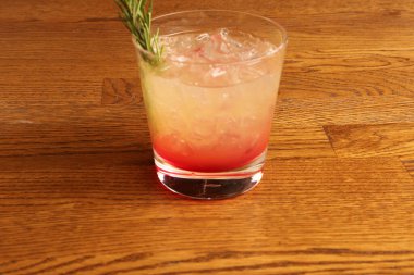 Lokantadaki masada alkol kokteyli.