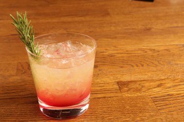 Lokantadaki masada alkol kokteyli.