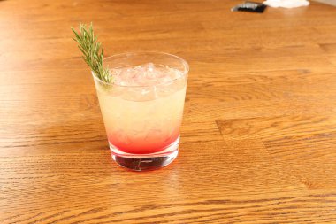 Lokantadaki masada alkol kokteyli.