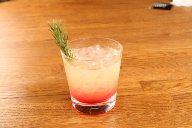 Lokantadaki masada alkol kokteyli.