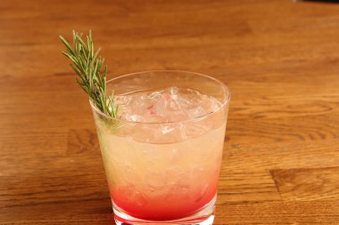 Lokantadaki masada alkol kokteyli.