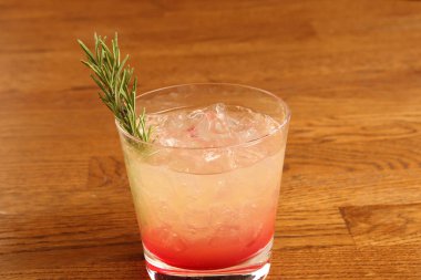 Lokantadaki masada alkol kokteyli.