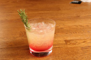 Lokantadaki masada alkol kokteyli.