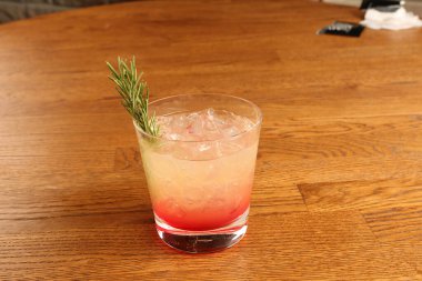 Lokantadaki masada alkol kokteyli.