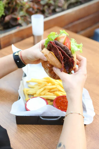 Hamburguesa Casera Con Verduras Frescas —  Fotos de Stock