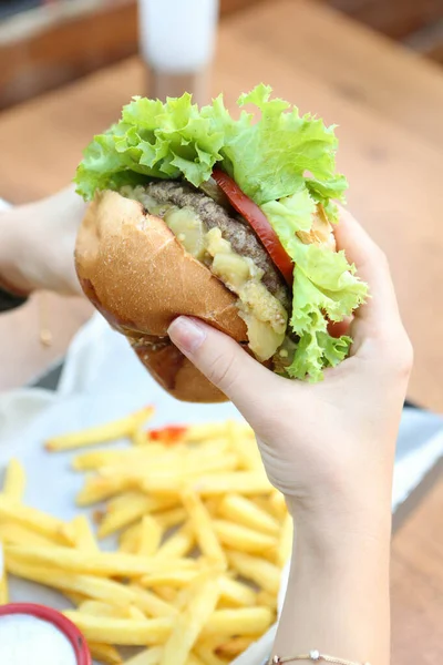 Taze sebzeli ev yapımı hamburger.