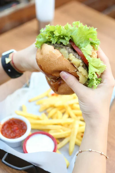 Taze sebzeli ev yapımı hamburger.