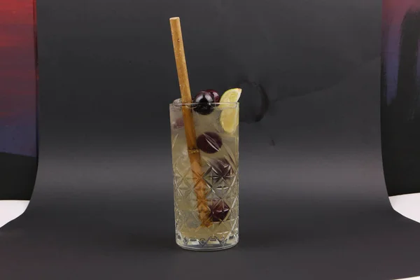 Alkoholi Cocktail Juoma Pöydällä Ravintolassa — kuvapankkivalokuva