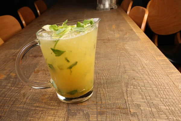 Lokantadaki masada alkol kokteyli.