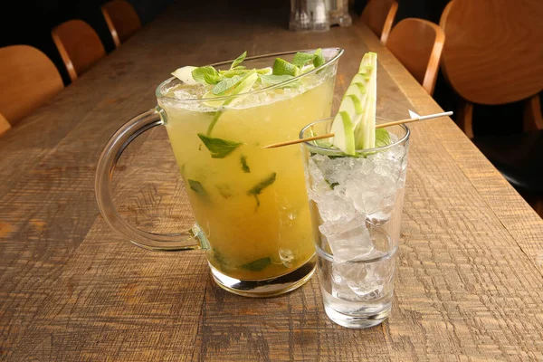 Lokantadaki masada alkol kokteyli.