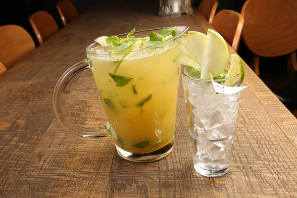 Lokantadaki masada alkol kokteyli.