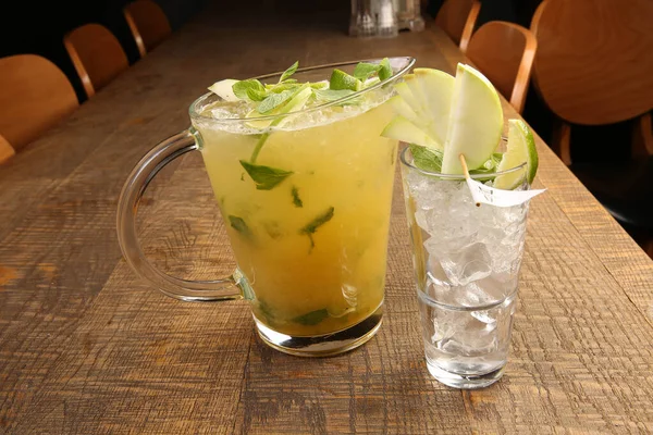 Lokantadaki masada alkol kokteyli.