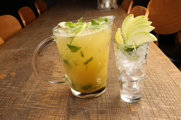 Lokantadaki masada alkol kokteyli.