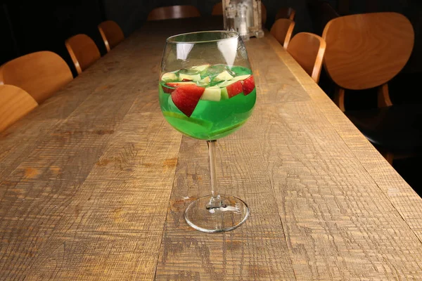 Lokantadaki masada alkol kokteyli.