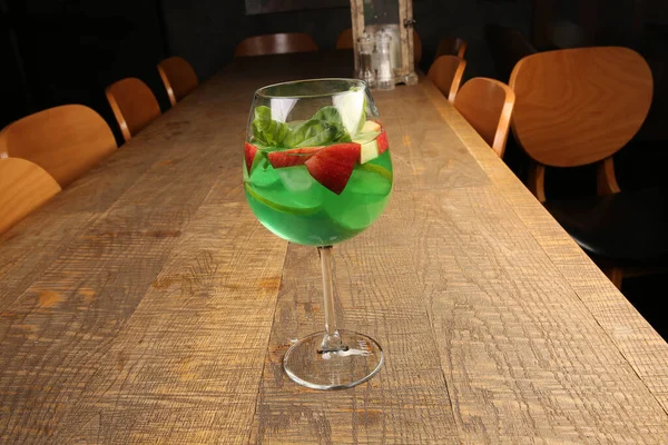 Lokantadaki masada alkol kokteyli.