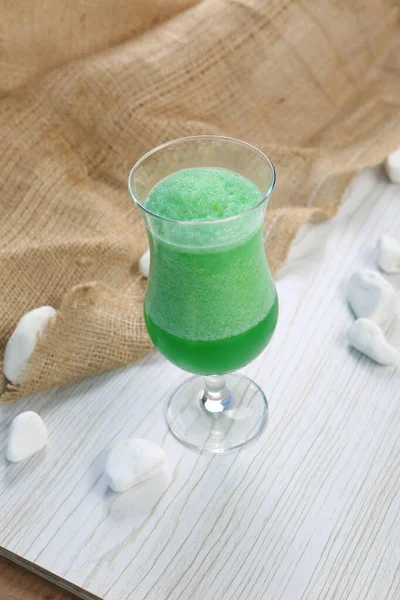 Lokantadaki masada alkol kokteyli.