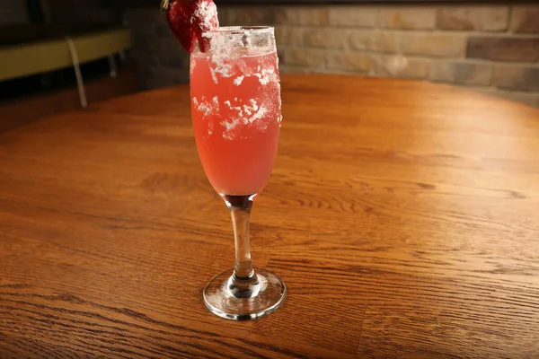 Lokantadaki masada alkol kokteyli.