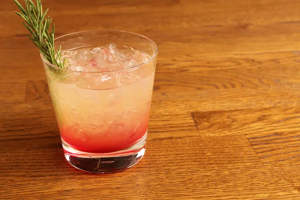 Lokantadaki masada alkol kokteyli.