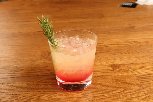 Lokantadaki masada alkol kokteyli.