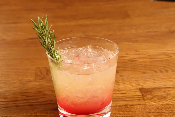 Lokantadaki masada alkol kokteyli.