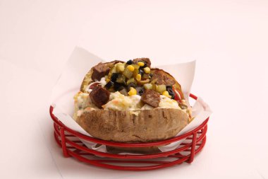 Peynir, sosis, zeytin, biber ve Mısır ile pişmiş kumpir patates dolması