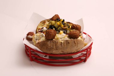 Peynir, sosis, zeytin, biber ve Mısır ile pişmiş kumpir patates dolması