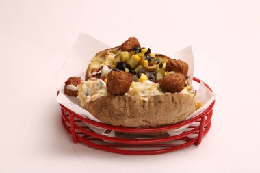 Peynir, sosis, zeytin, biber ve Mısır ile pişmiş kumpir patates dolması