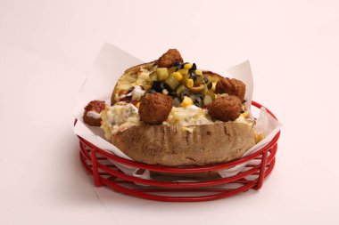 Peynir, sosis, zeytin, biber ve Mısır ile pişmiş kumpir patates dolması