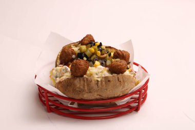 Peynir, sosis, zeytin, biber ve Mısır ile pişmiş kumpir patates dolması