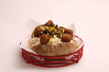 Peynir, sosis, zeytin, biber ve Mısır ile pişmiş kumpir patates dolması