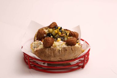 Peynir, sosis, zeytin, biber ve Mısır ile pişmiş kumpir patates dolması