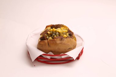 Peynir, sosis, zeytin, biber ve Mısır ile pişmiş kumpir patates dolması