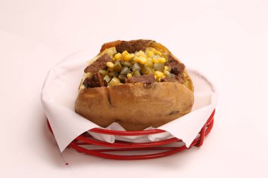 Peynir, sosis, zeytin, biber ve Mısır ile pişmiş kumpir patates dolması