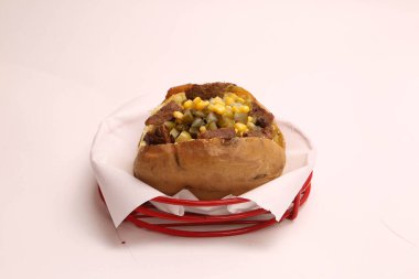 Peynir, sosis, zeytin, biber ve Mısır ile pişmiş kumpir patates dolması